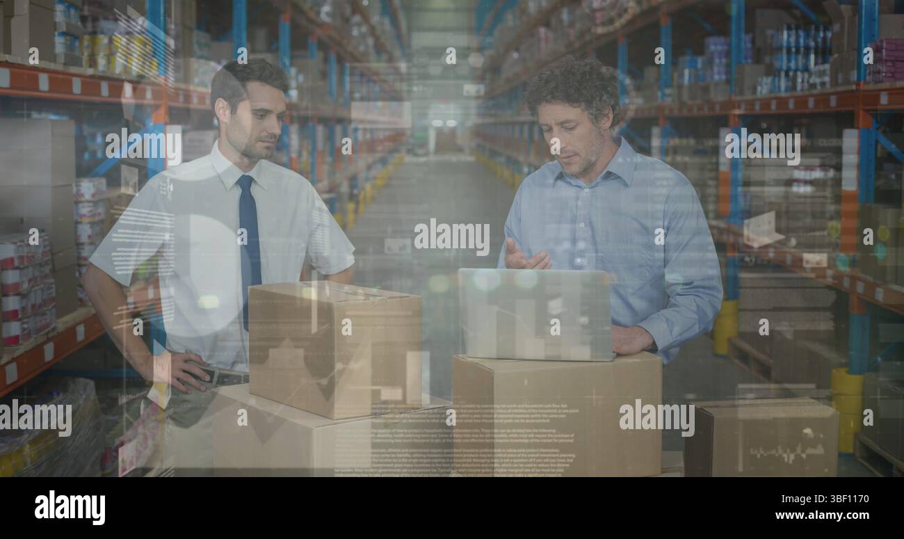 Image de graphiques financiers sur les ouvriers d'entrepôt masculins caucasiens Banque D'Images