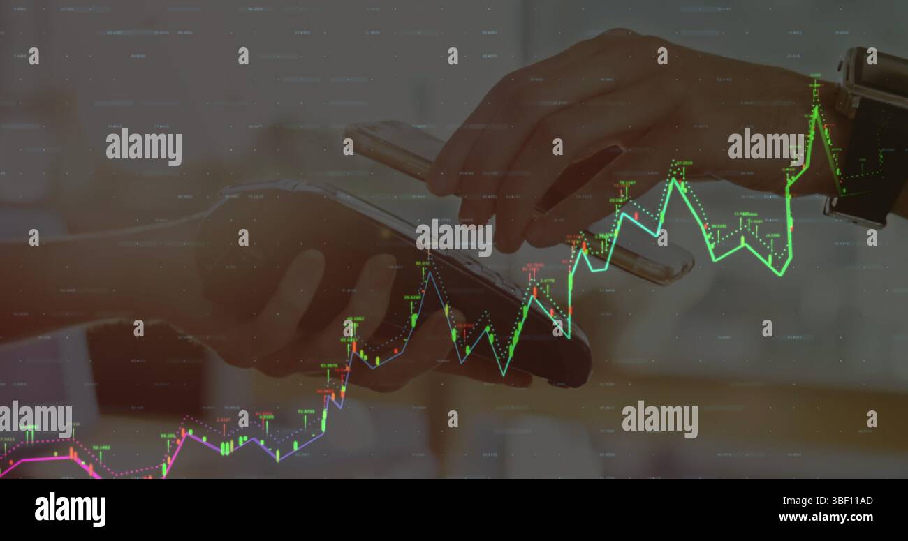 Image du traitement des données financières par des personnes diverses qui paient avec leur smartphone Banque D'Images