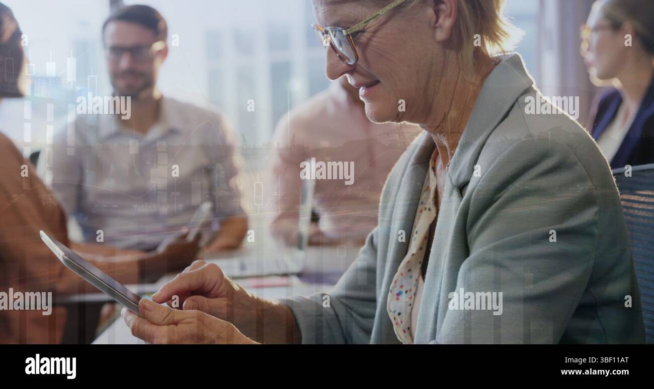 Image du traitement des données financières par divers groupes de professionnels Banque D'Images
