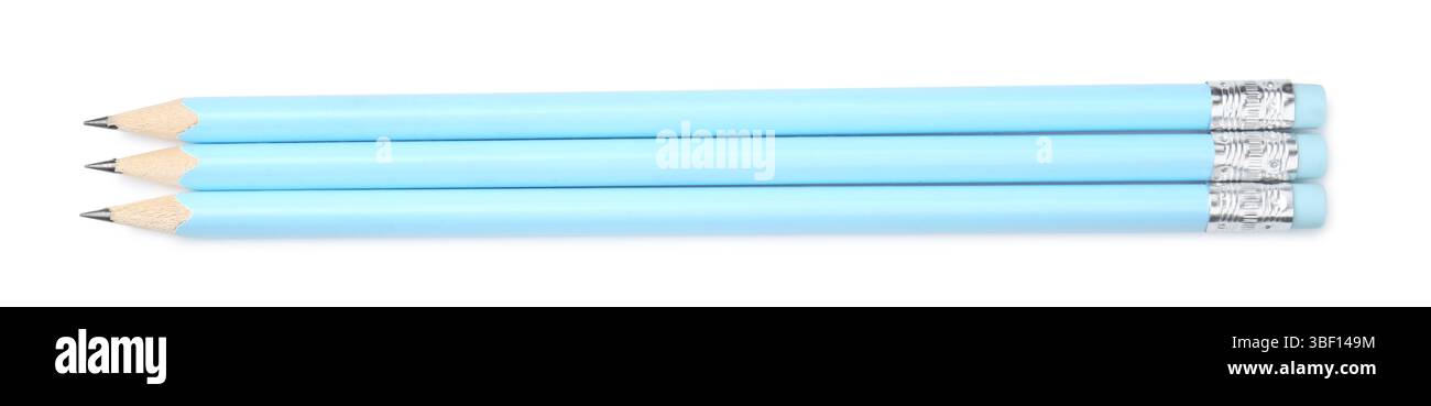 Trois crayons graphite pointus isolés sur blanc, vue de dessus Banque D'Images