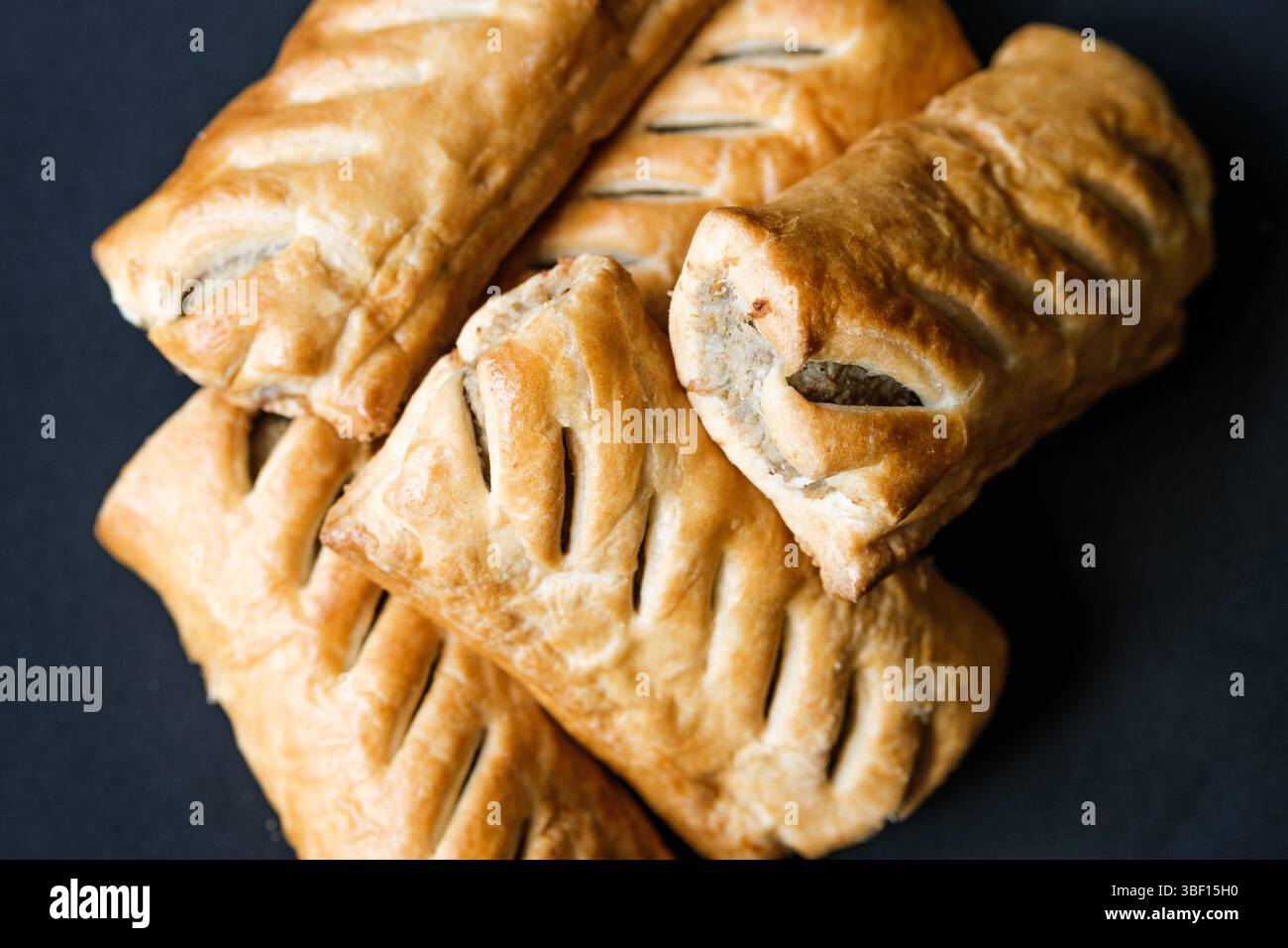 Londres, Royaume-Uni, mai 30 2025, pile de rouleaux de saucisse préférés des Britanniques Banque D'Images