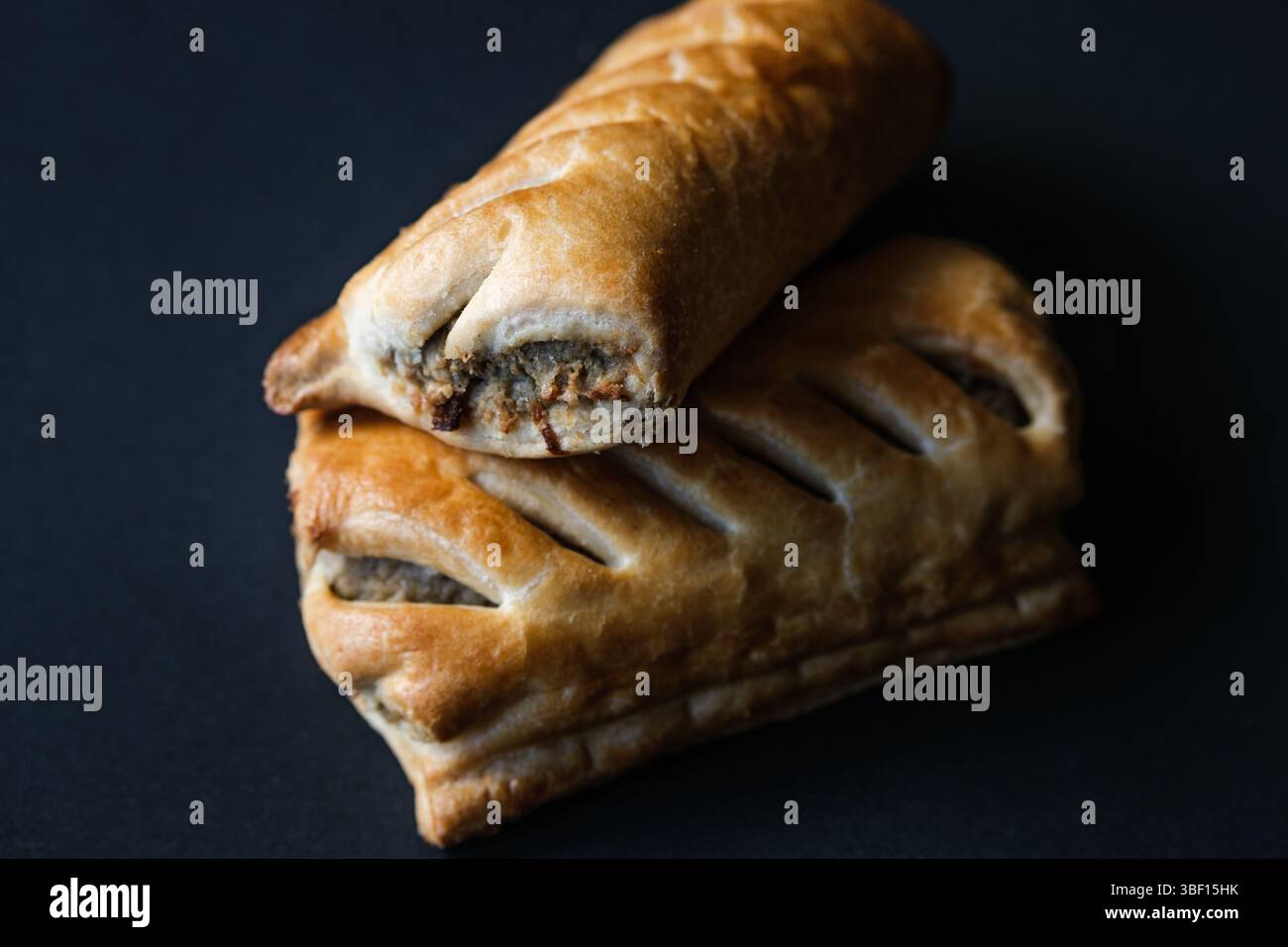 Londres, Royaume-Uni, mai 30 2025, pile de rouleaux de saucisse préférés des Britanniques Banque D'Images