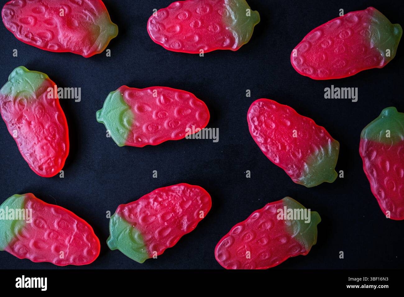 Londres Royaume-Uni, mai 30 2025, Haribo Giant Strawbs Chewy Sweets aromatisés à la fraise Banque D'Images