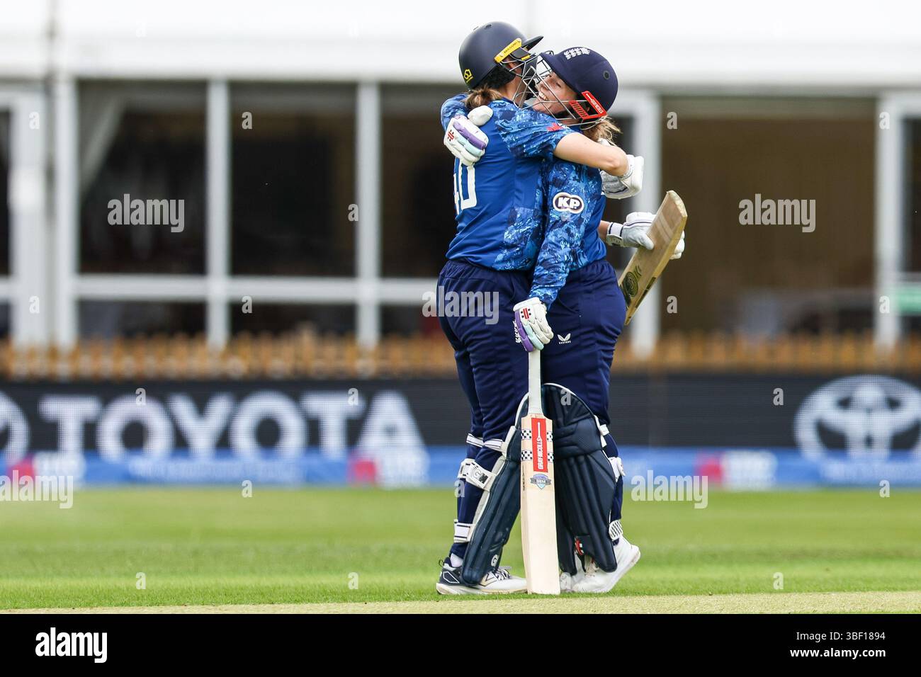 Derby, Royaume-Uni. 30 mai 2025. #12, Tammy Beaumont d'Angleterre (à droite) est félicitée pour son siècle par #40, Amy Jones d'Angleterre lors du match de la série ODI pour femmes entre les femmes d'Angleterre et les femmes des Antilles au County Ground, Derby, Royaume-Uni le 30 mai 2025. Crédit photo : Stuart Leggett/UK Sports pics Ltd Utilisation éditoriale uniquement, licence requise pour une utilisation commerciale. Aucune utilisation dans les Paris, les jeux ou les publications d'un club/ligue/joueur. Crédit : UK Sports pics Ltd/Alamy Live News Banque D'Images
