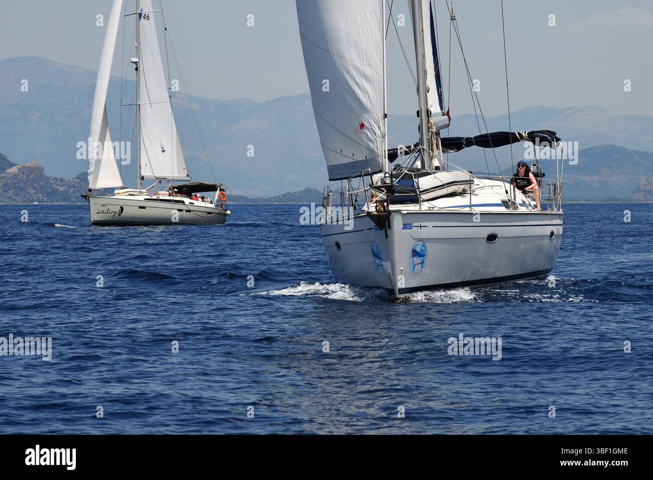 Port de Fethiye, Turquie — 22 mai 2025 : croisière en voilier en Turquie. Régate de voile. Beaux yachts blancs, voiliers ou voiliers naviguant en mer sur un Banque D'Images
