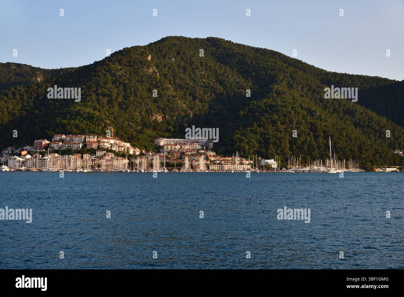 Fethiye, Turquie. Vue sur ECE Marina à Fethiye depuis la mer. Ville et yachts dans le port maritime Banque D'Images