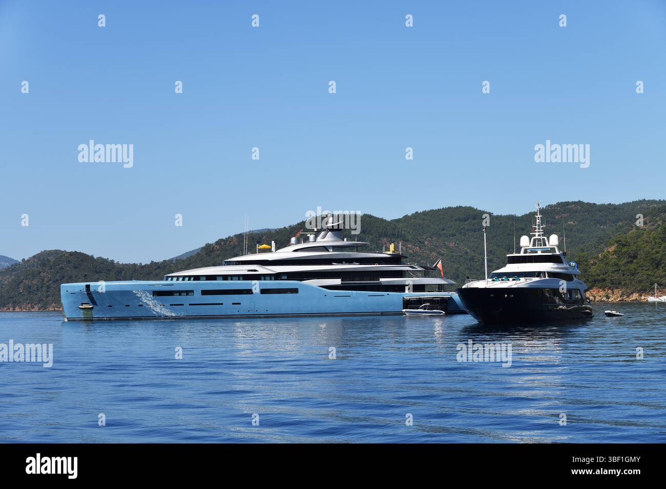 Gocek, Turquie - 23 mai 2025 : Marina à Gocek. Deux yachts de luxe dans le port maritime Banque D'Images