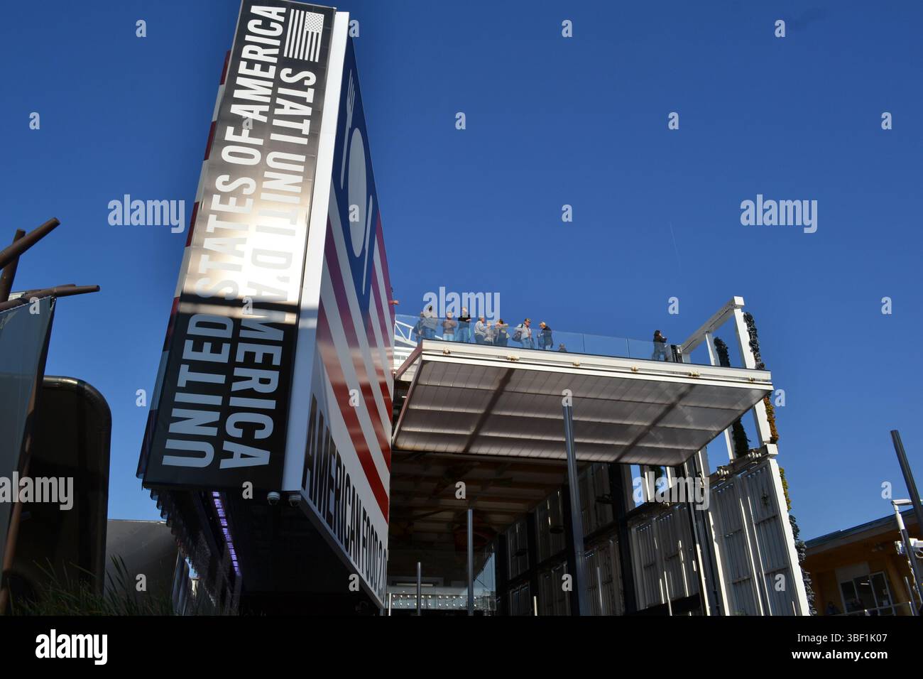 Expo Milano 2015. Entrée du pavillon des États-Unis en journée ensoleillée. Bâtiment à plusieurs niveaux largement ouvert pour les visiteurs, gagnant pour ses installations agricoles verticales. Banque D'Images