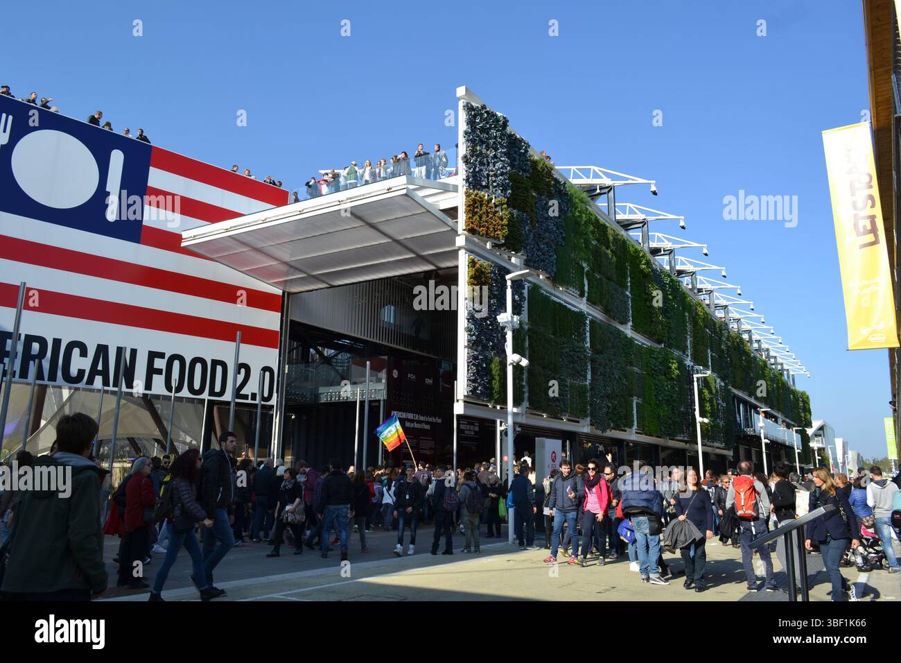 Expo Milano 2015. Entrée du pavillon des États-Unis en journée ensoleillée. Bâtiment à plusieurs niveaux largement ouvert pour les visiteurs enterrant de nombreux bâtiments climatisés. Banque D'Images