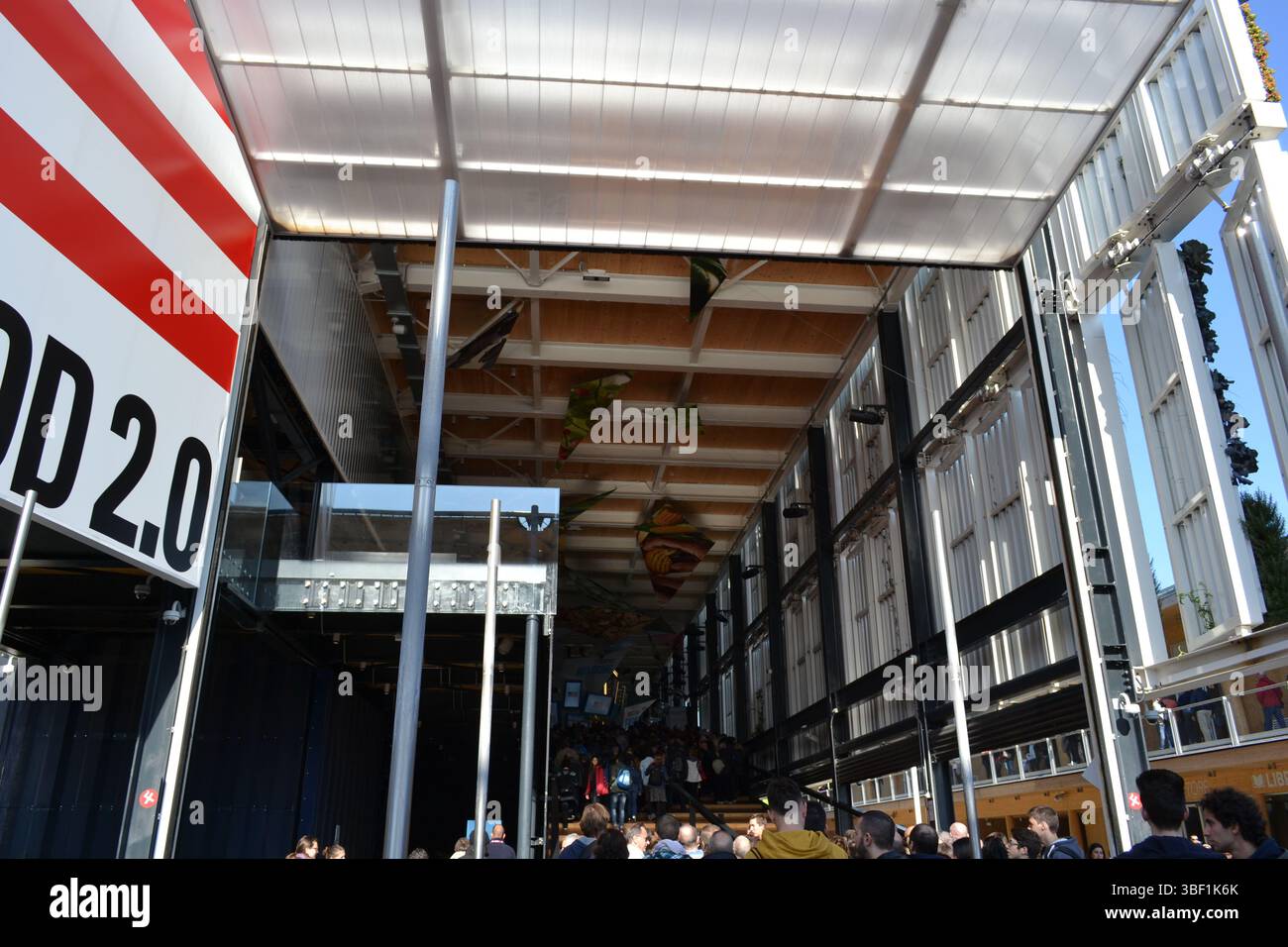 Expo Milano 2015. Entrée du pavillon des États-Unis en journée ensoleillée. Bâtiment à plusieurs niveaux largement ouvert pour les visiteurs, gagnant pour ses installations agricoles verticales. Banque D'Images
