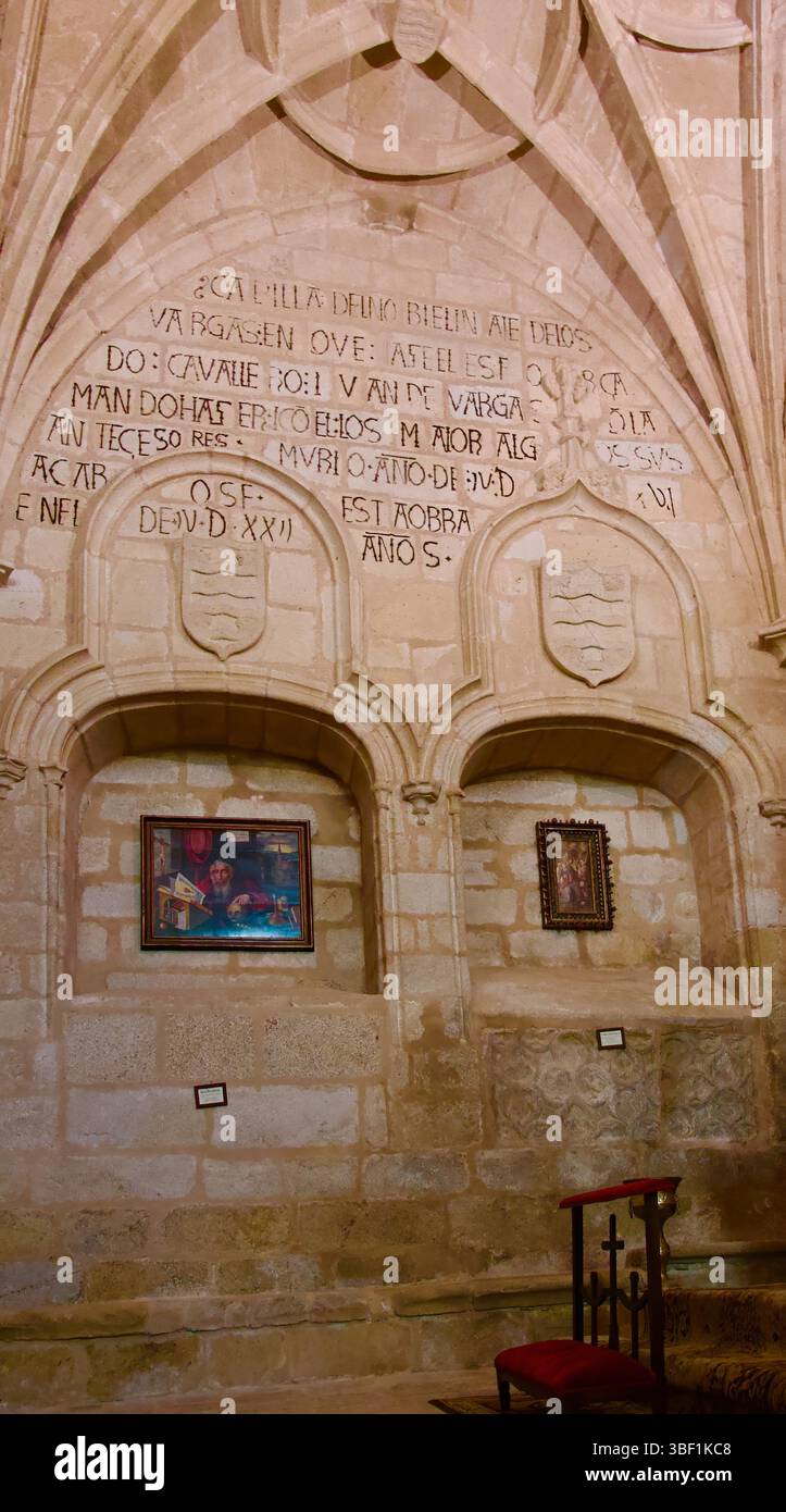 Écrire sur un mur de pierre au-dessus de peintures dans des alcôves dans la catholique Iglesia de Santa María la Mayor Trujillo Caceres Extremadura Espagne Europe Banque D'Images