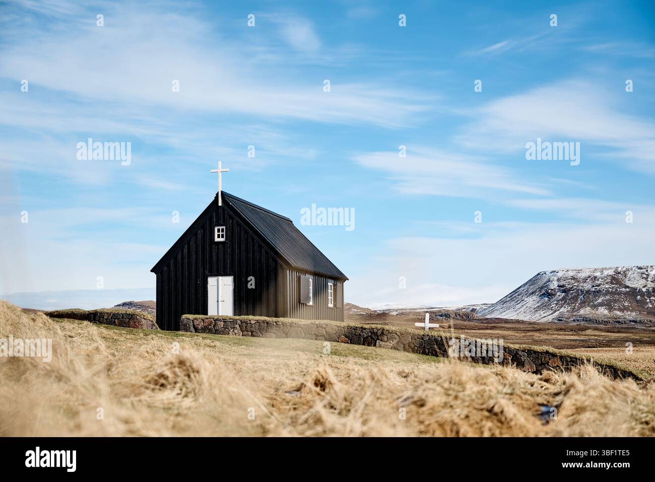 Église noire en islande sous un ciel bleu nuageux Banque D'Images Église noire en islande sous un ciel bleu nuageux Banque D'Images