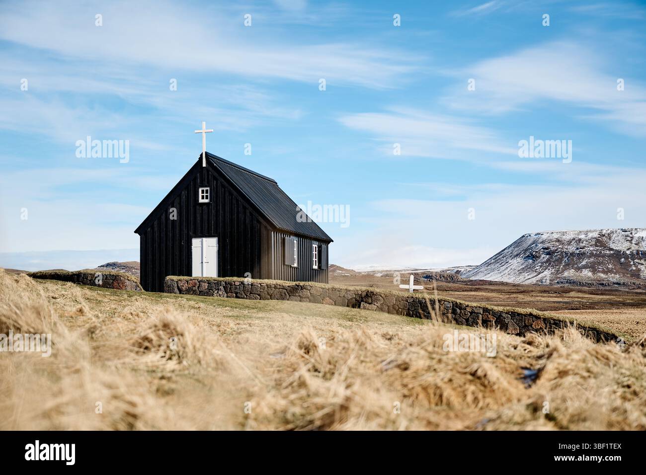 Église noire en islande sous le ciel bleu avec des nuages Banque D'Images Église noire en islande sous le ciel bleu avec des nuages Banque D'Images