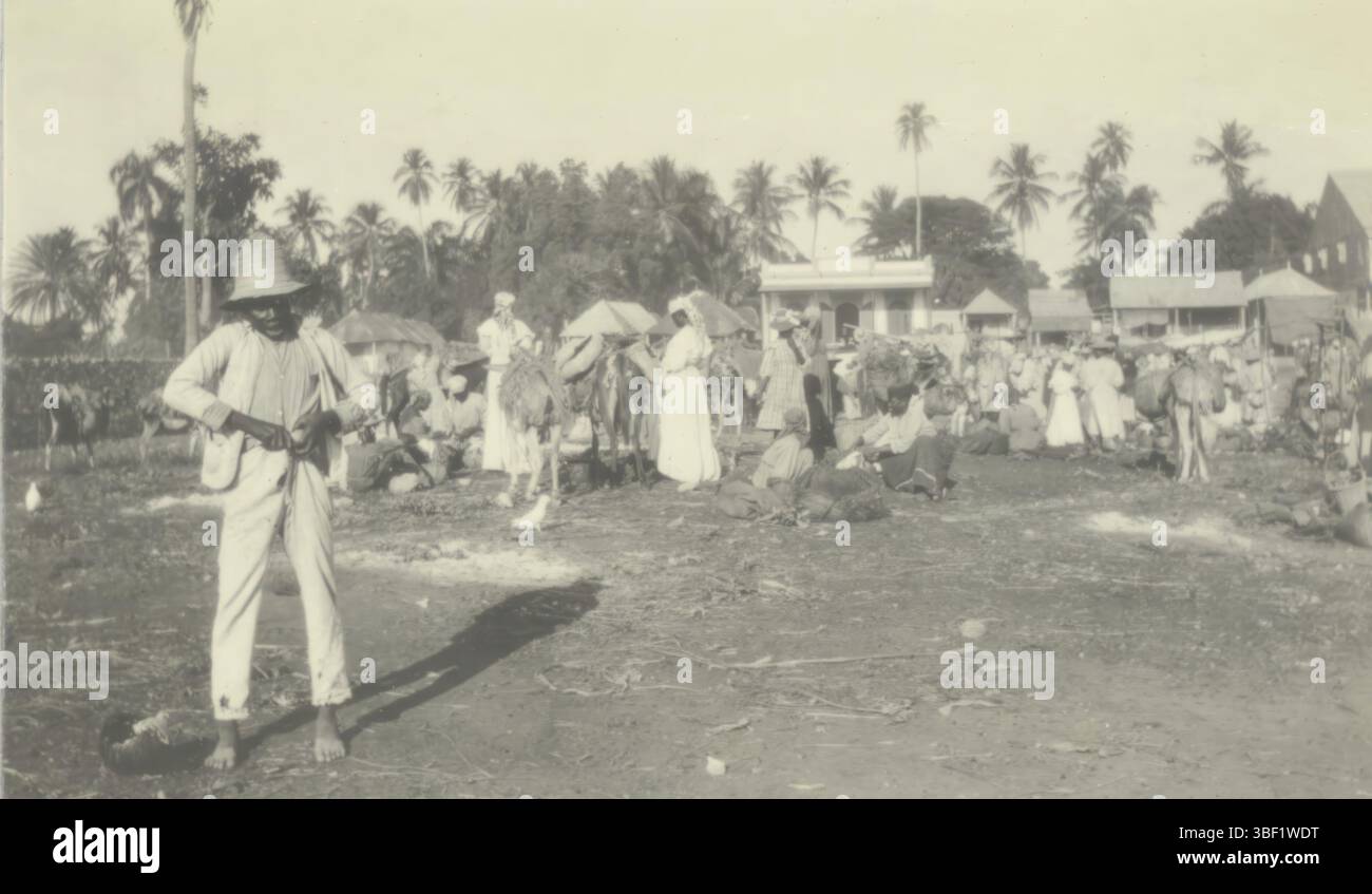 Haïti, Haïti, Boom, Andries Augustus, marché de petit Goâve en Haïti, sous la photo - manuscrite, consultez le marché de petit Goâve en Haïti, décembre 1911. Fait partie de l'album photo de la famille Boom-Gonggrap au Suriname et Curaçao., photographie, photos, vue du marché, petit Goave. Dec. 1911, hauteur 65 mm, largeur 109 mm, néerlandais, 1878, photographe, 1911-12 - 1911-12, papier photographique, papier photo, photographie, photographe Banque D'Images