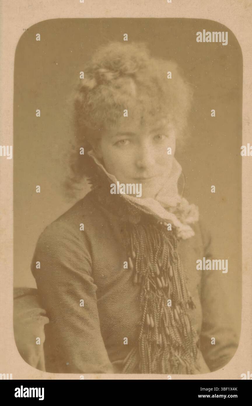 Bernhardt, Sarah, France, Nadar, Portrait of Sarah Bernhardt, backside, photographie, photo, carte-de-visite, exposition Médaille d'Or Universal 1878 Nadar, Rue D'Anjou St honore 51 Paris, hauteur 104 mm, largeur 63 mm, Français, photographe, 1870 - 1900, troisième quart xixe siècle, papier, papier photographique, papier photo, carton, tirage d'album, impression d'albumine, personne historique - BB - femme, portrait d'acteur, acteur, 1844-10-22 - 1923-03-26 Banque D'Images