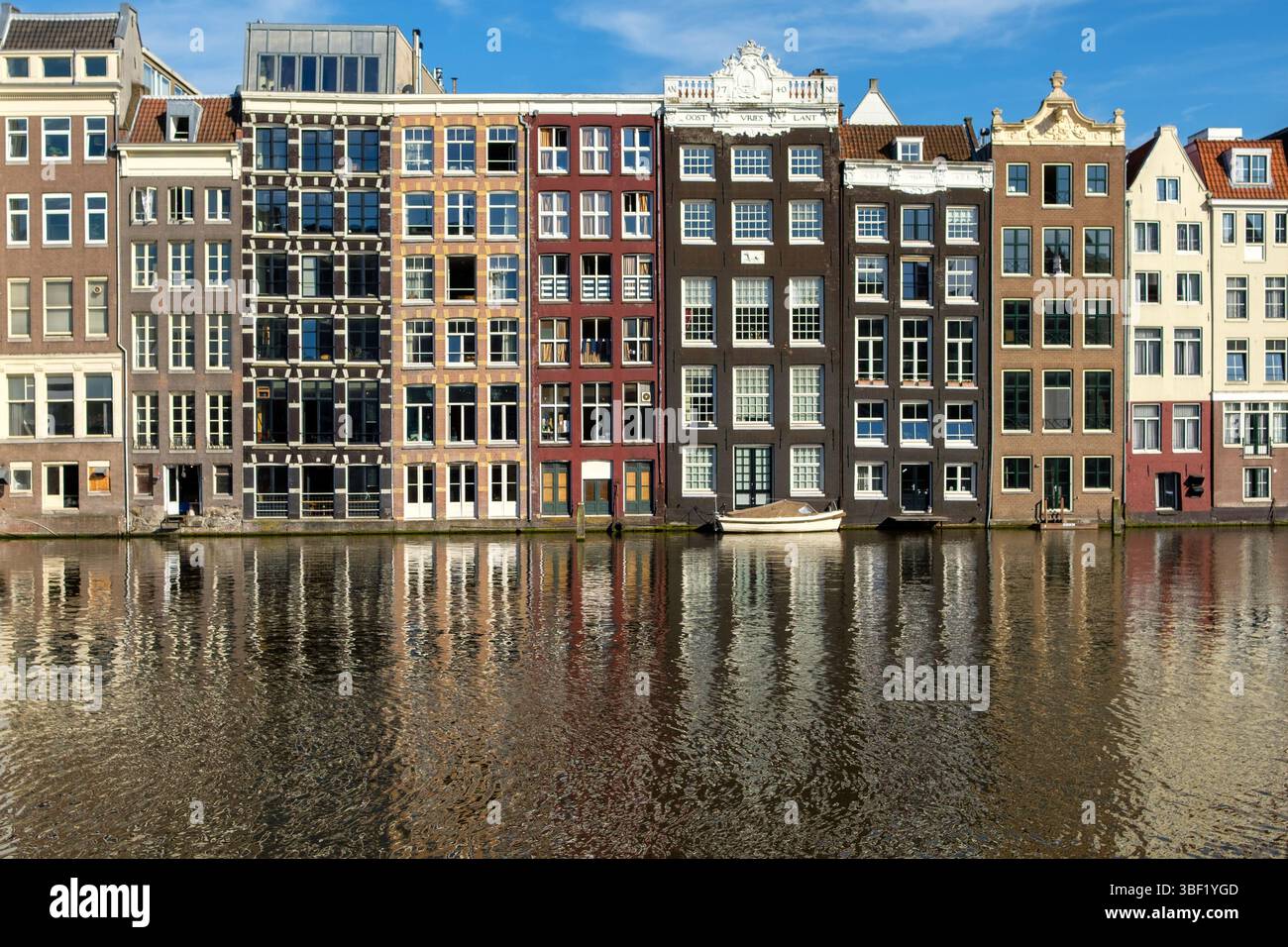 Les maisons de canal d'Amsterdam se reflètent dans l'eau. Ces bâtiments historiques sont préservés pour leur importance culturelle. Banque D'Images