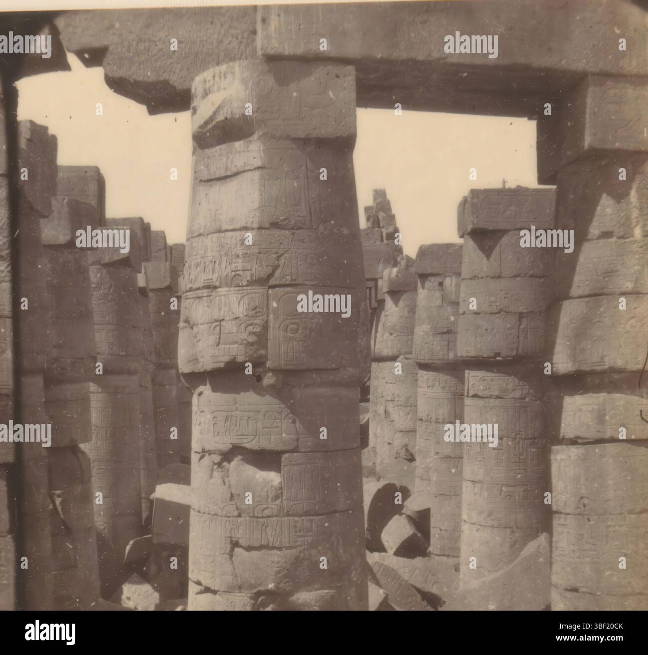 Karnak, Frith, François, le temple de Karnak - Thèbes, piliers du complexe du temple à Karnak, recto - imprimé, stéréographe, stéréophoto, page, photos, livres photographiques illustrés, colonnes avec capitales à l'imitation d'un Bud de papyrus, XXXVI, hauteur 72 mm, largeur 139 mm, anglais, 1822 - 1898, photographe, 1857 - 1862, papier photographique, papier photo, impression albumine, impression albumine Banque D'Images