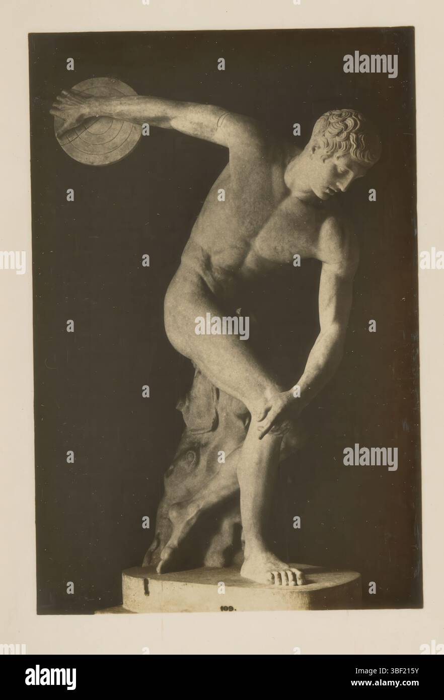Rome, sculpture d'un lanceur de Discus à Rome, Rome, photographie, photo, page, photos, livres illustrés, hauteur 118 mm, largeur 78 mm, photographe, 1870 - 1880, papier photographique, papier photo, tirage argenté gélatineux, tirage argenté gélatineux de développement Banque D'Images