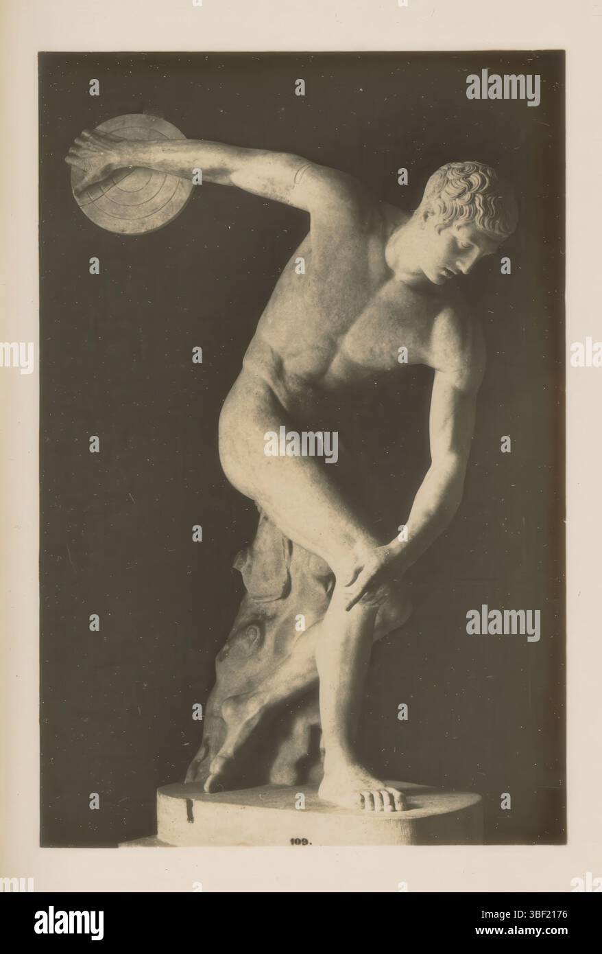 Rome, sculpture d'un lanceur de Discus à Rome, Rome, photographie, photo, page, photos, livres illustrés, hauteur 118 mm, largeur 78 mm, photographe, 1870 - 1880, papier photographique, papier photo, tirage argenté gélatineux, tirage argenté gélatineux de développement Banque D'Images