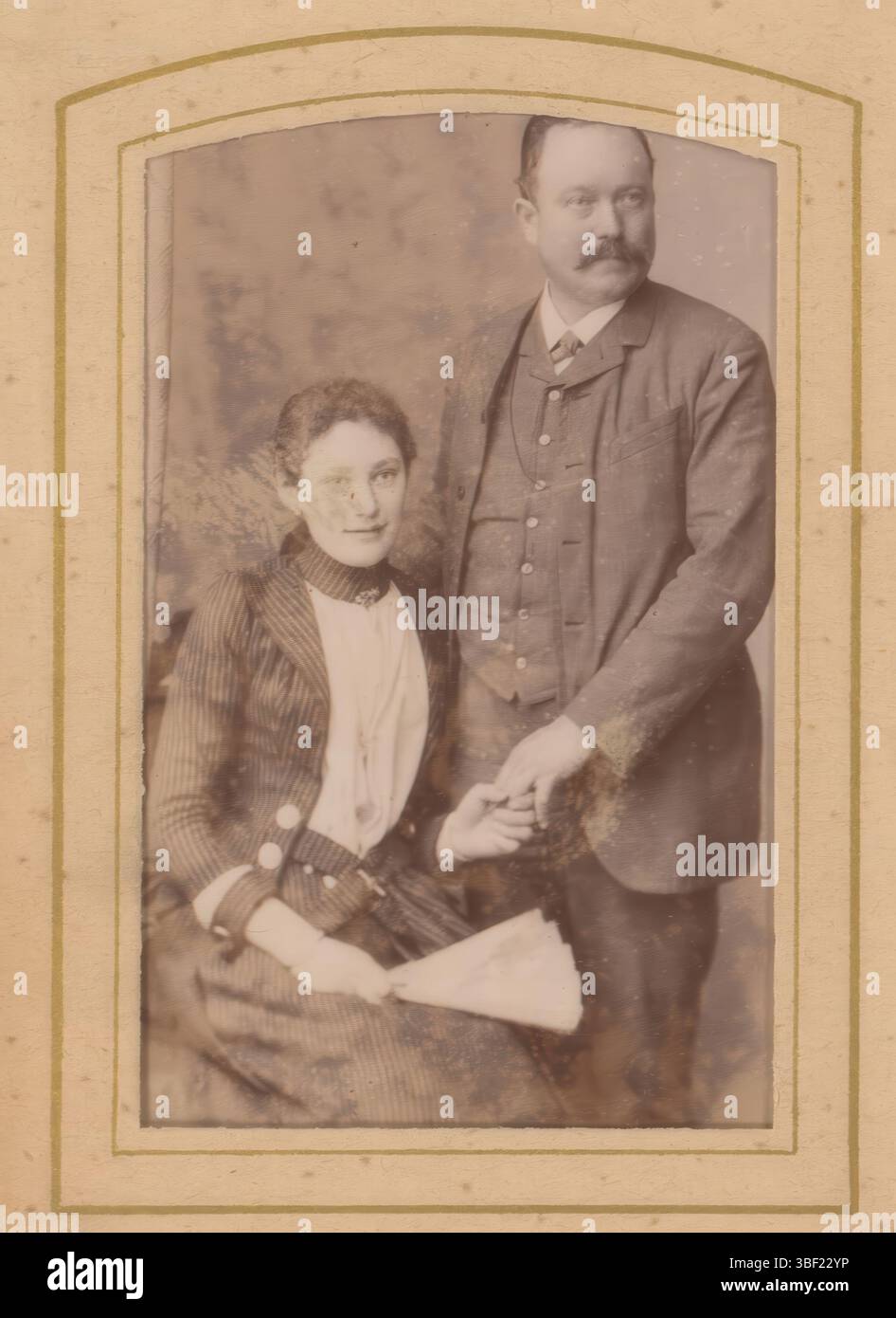Ludwigshafen am Rhein, Basler, A., Portrait d'une femme assise avec ventilateur à la main et un homme debout, verso - imprimé, cette image fait partie d'un album., photographie, photo, carte-de-visite, album magazine, photos, Dr A. Basler/photographe. Anstalt/ Ludwigshafen a/RH./ Ludwigsstr. 34./ Die Originalplatte No.../ bleibt zum Nachorder aufbewahrt., hauteur 82 mm, largeur 51 mm, photographe, 1860 - 1900, carton, papier photographique, papier photo, impression albumine, impression albumine Banque D'Images