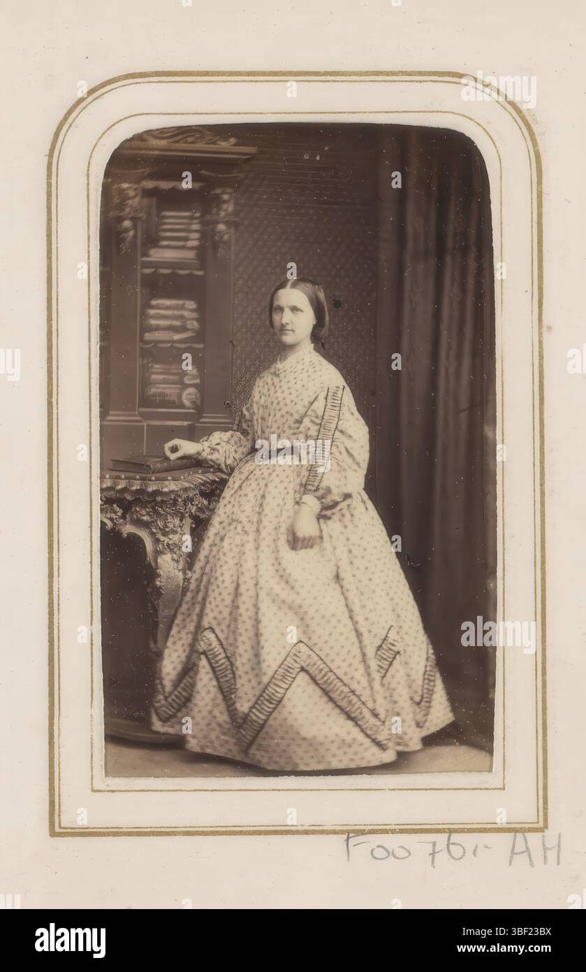 Londres, London School of Photography, The, Portrait of a Standing Woman, London, verso - imprimé, cette photo fait partie d'un album., photographie, photo, carte-de-visite, album magazine, photos, The London School of Photography/ 103, Newgate Street, hauteur 87 mm, largeur 51 mm, anglais, photographe, 1854 - 1875, papier photographique, papier photo, carton, impression d'album, impression d'albumine Banque D'Images