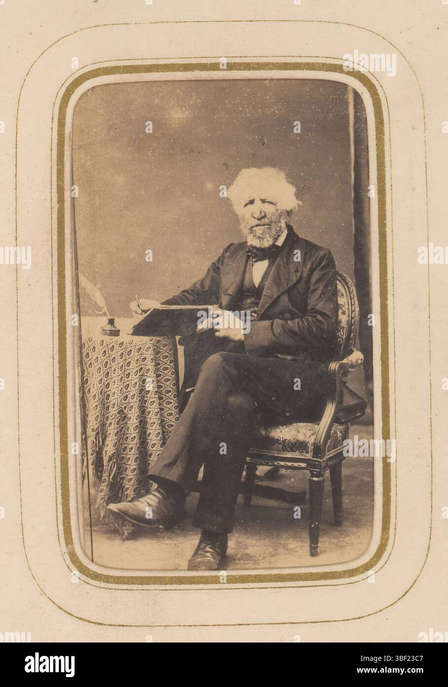 Nantes, Felix (photographe), Portrait d'un homme assis à livre ouvert, verso - imprimé, cette photo fait partie d'un album., photographie, photo, carte-de-visite, album magazine, Félix/ 9, Rue Boileua, 9/ entrée par la rue/ du chapeau Rouge/ Nantes, hauteur 80 mm, largeur 52 mm, photographe, 1860 - 1900, papier photographique, papier photo, carton, impression albumine, impression albumine Banque D'Images