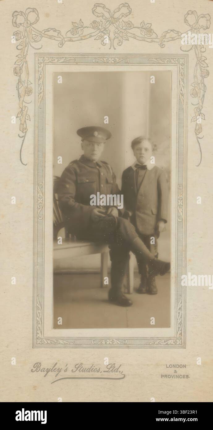 Angleterre, Bayley's Studios, Portrait d'un homme en uniforme et garçon, Angleterre, recto - imprimé, cette photo fait partie d'un album., photographie, photo, feuille d'album, photos, Ltd./ London & provinces, hauteur 175 mm, largeur 91 mm, photographe, 1890 - 1920, papier photographique, papier photo, carton, impression de gélatine à la lumière du jour Banque D'Images