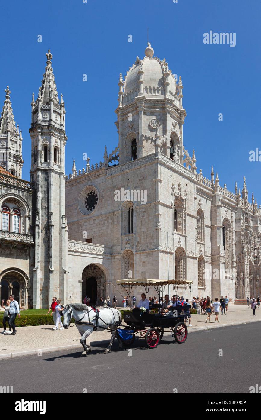 Calèche devant le Mosteiro dos Jeronimos, l'ancien monastère de l'ordre de Saint Jérôme près du Tage, Lisbonne, Portugal. Banque D'Images