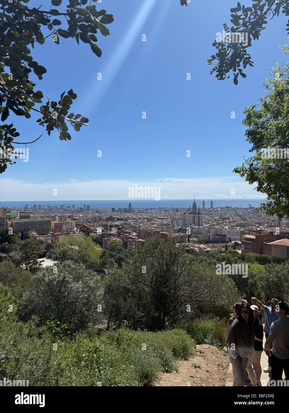 Une belle vue sur la ville par une belle journée du Parc Güell à Barcelone où la Sagrada Familia peut être repérée longtemps avec beaucoup d'autres constructions et ports. - Image de stock capturée avec un smartphone