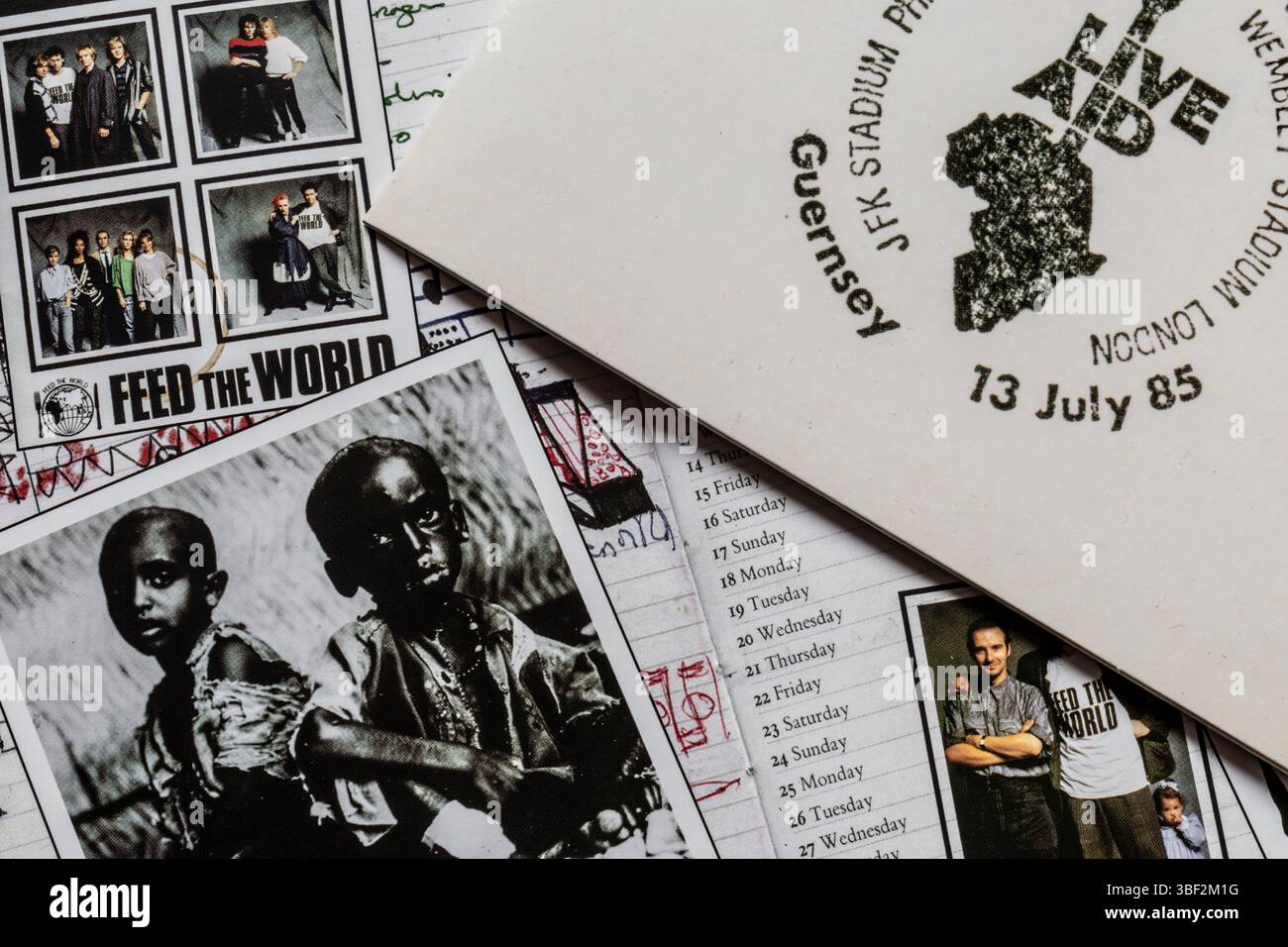 Divers livrets et dépliants du coffret DVD Live Aid, y compris des photographies, la date de l'événement et le logo du concert. Banque D'Images