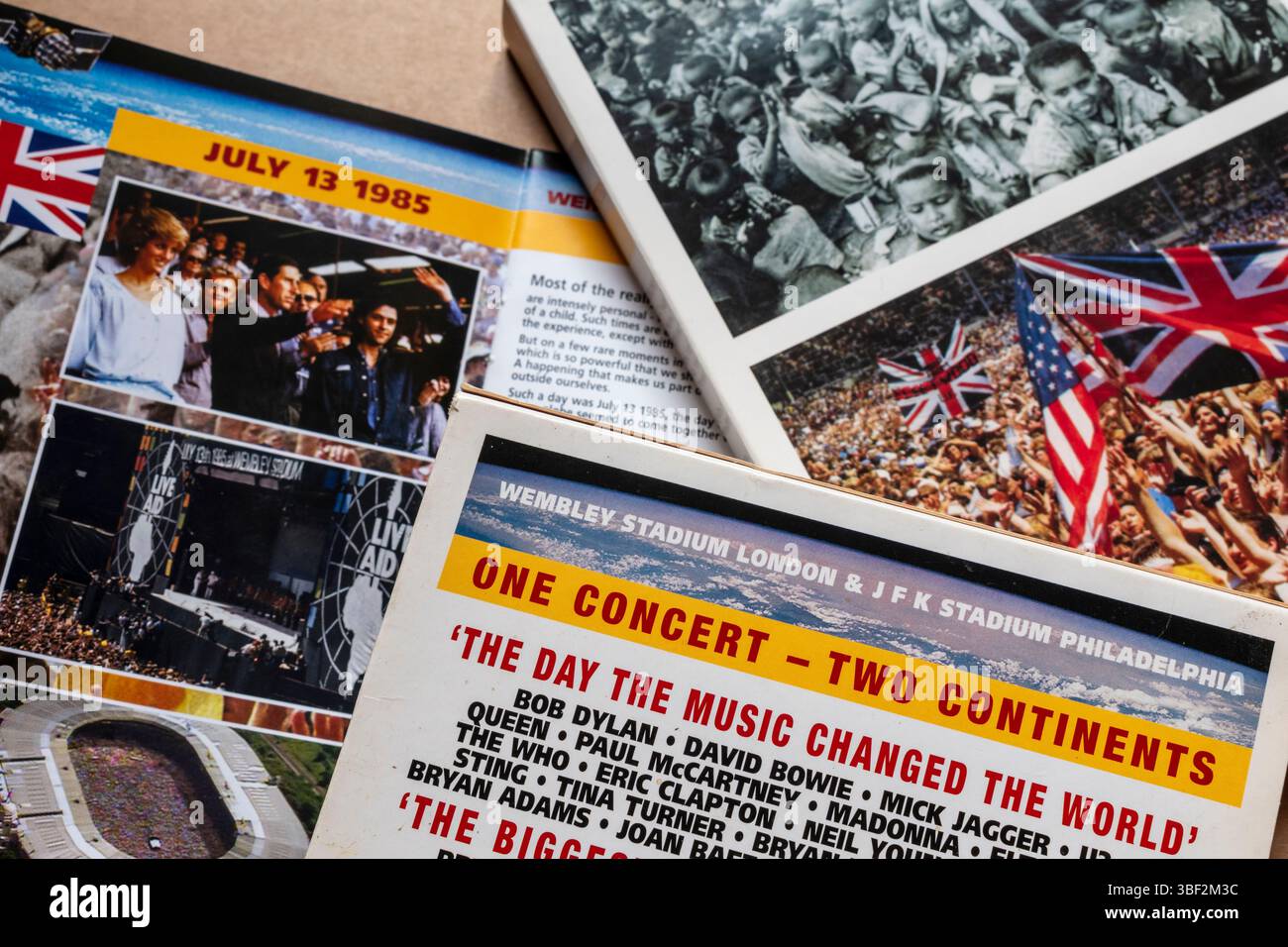 Encarts de collection Live Aid contenant le texte « le jour où la musique a changé le monde » sur un dépliant. Banque D'Images