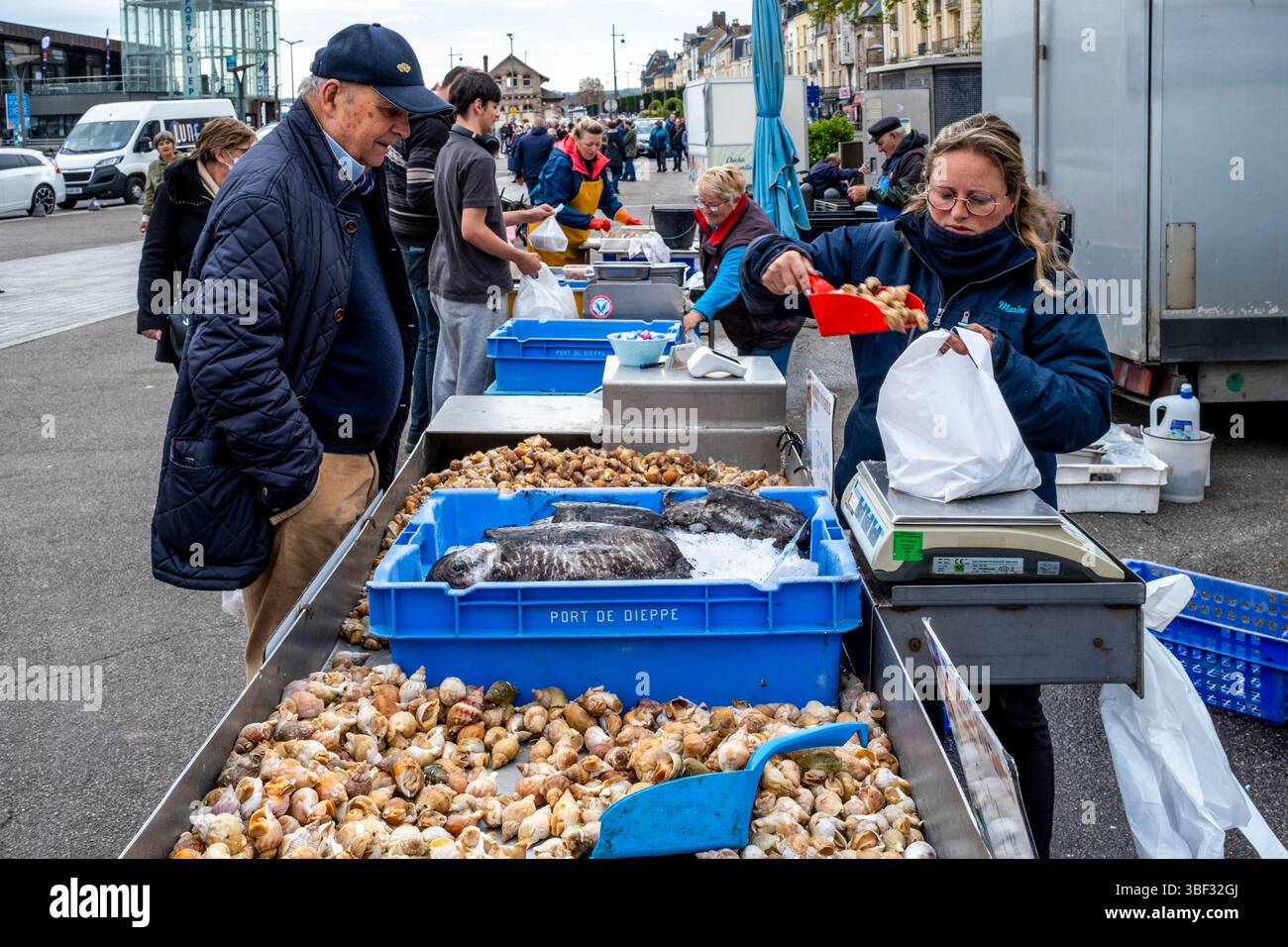 Les habitants achètent des fruits de mer au marché aux poissons du samedi à côté du port dans la ville de Dieppe, département de Seine-maritime, France. Banque D'Images