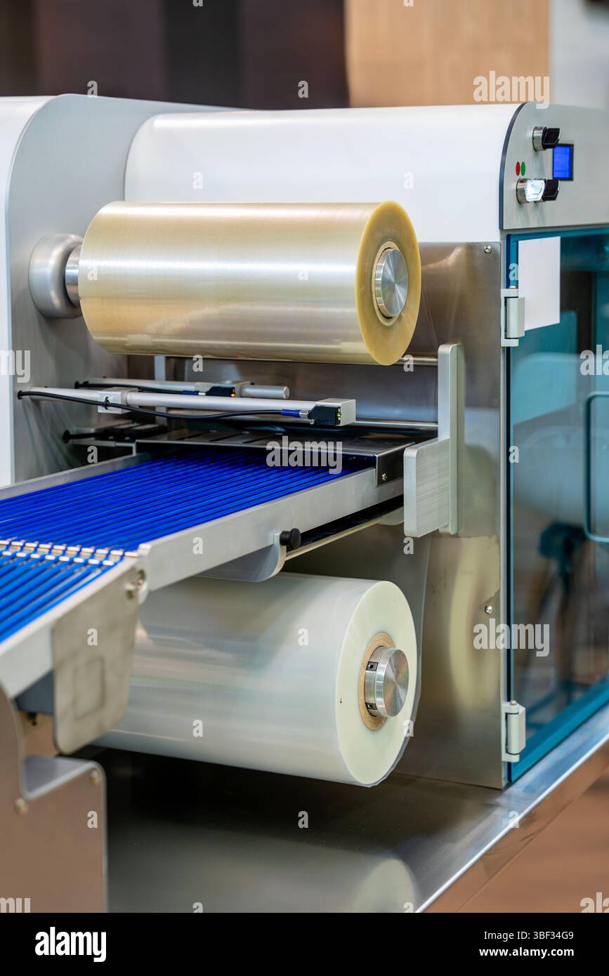 Rouleau de film plastique pour machine automatique d'emballage alimentaire Banque D'Images