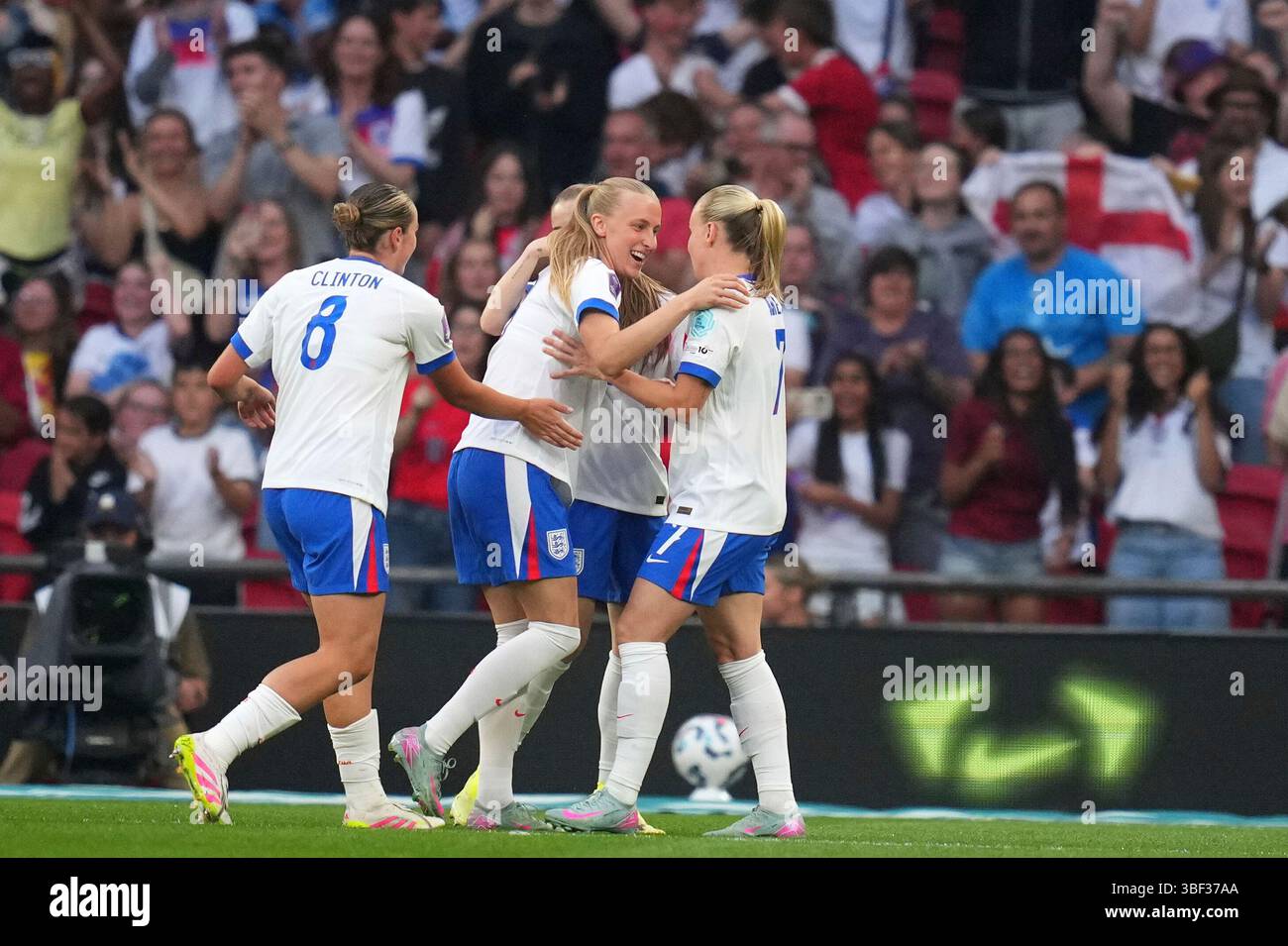 England's Agnes Beever-Jones, center, celebrates after scoring the opening goal during the women¥s Nations League soccer match between England and Portugal at the Wembley Stadium, in London, Friday, May 30, 2025. (AP Photo/Kirsty Wigglesworth) Banque D'Images