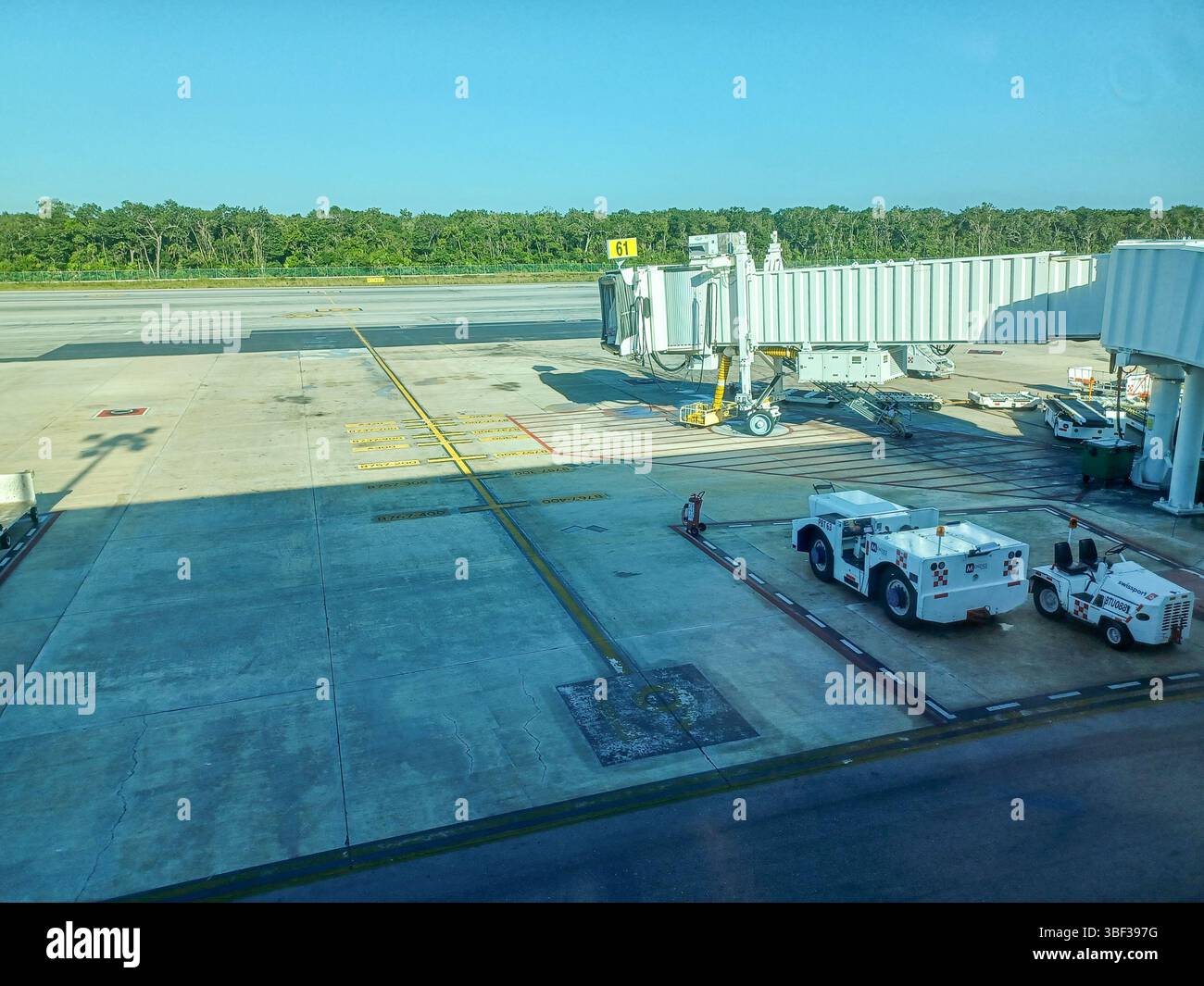 Cancun, Quintana Roo, Mexique – le 26 novembre 2024 : le matériel de soutien au sol et les conteneurs de fret sont prêts sur le tarmac de l’aéroport international de Cancun Banque D'Images