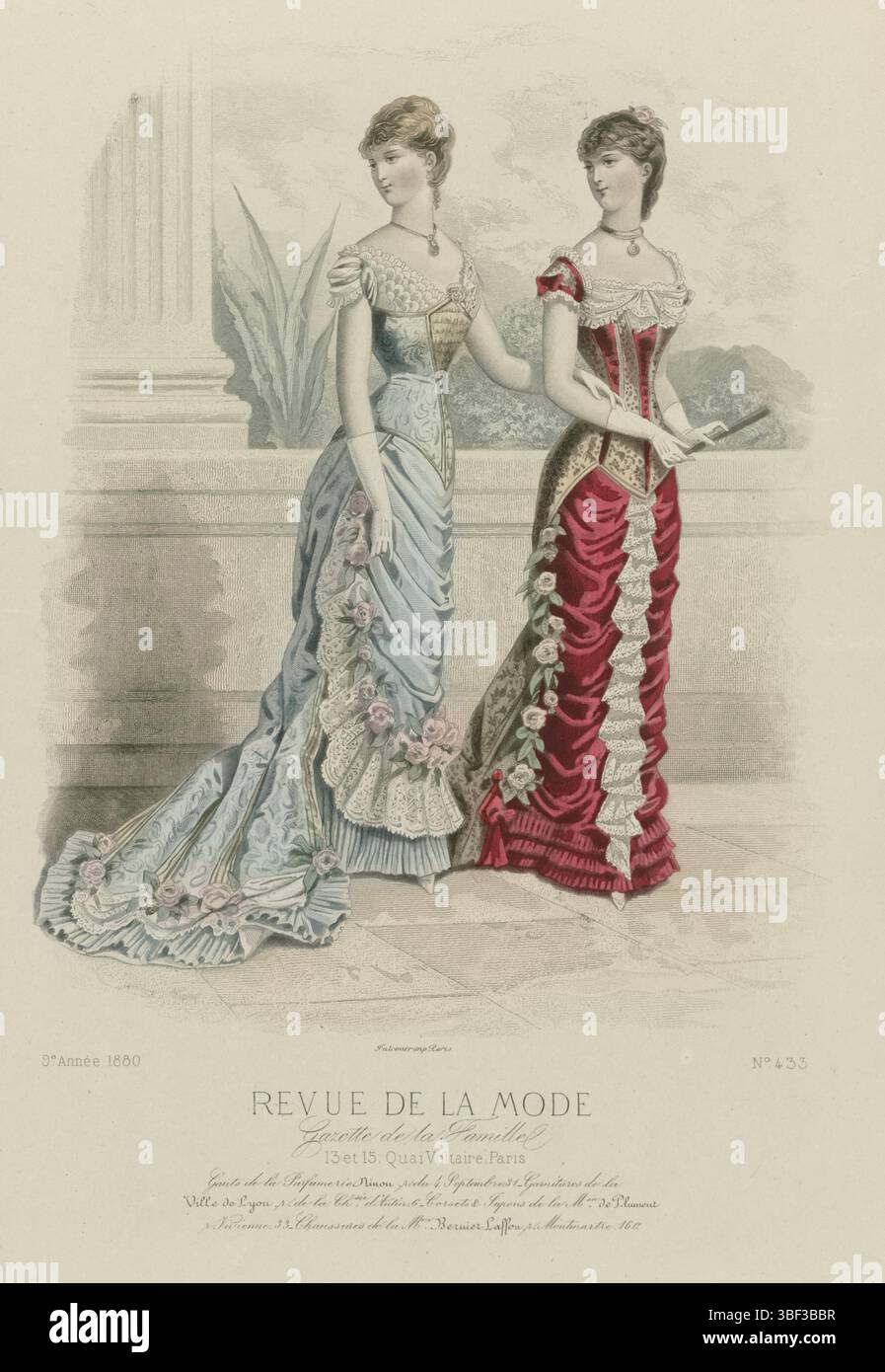 Paris, Falconer, revue de la mode, Gazette de la famille, dimanche 18 avril 1880, 9e année, N° 433 : gants de la parfumerie Ninon, Paris, au milieu - gravés, deux femmes en robes de bal, armées à une balustrade. A gauche : robe, décorée de dentelle blanche et de garlandes de roses, pour bal ou 'grande soirée'. A droite : robe de bal en satin rouge avec col carré, décorée de bretelles, convient également pour une soirée. Ils portent des gants longs de parfumerie Ninon. Ci-dessous l'image quelques lignes de texte publicitaire pour différents produits. Tirage tiré du magazine de mode revue de la mode (1872-1913). Description détaillée Banque D'Images