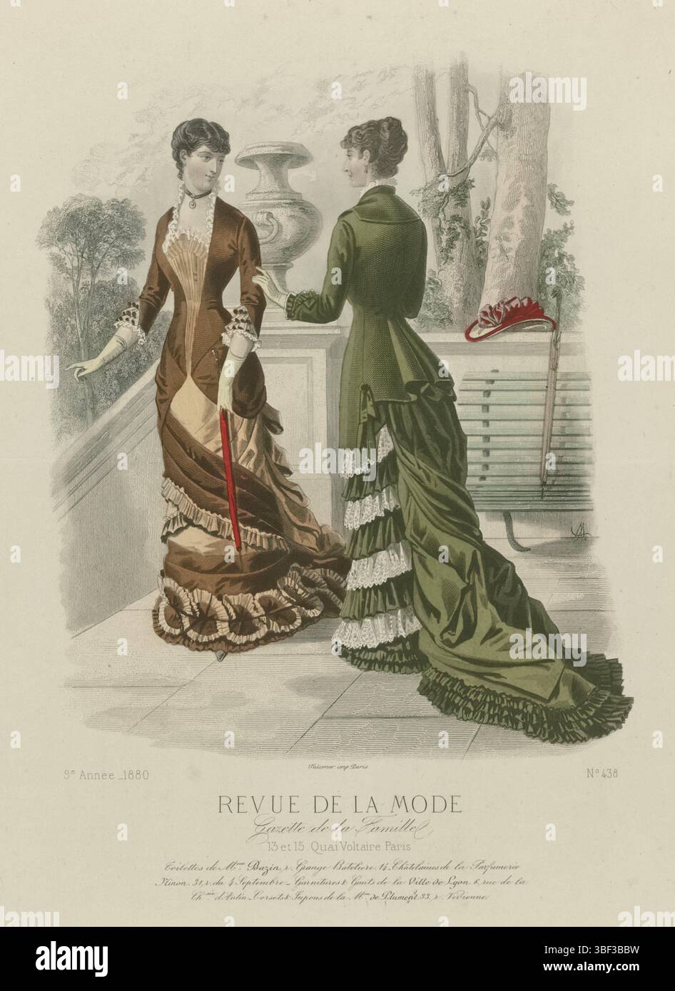 Paris, Falconer, revue de la mode, Gazette de la famille, dimanche 23 mai 1880, 9e année, N° 438 : toilettes de lae Bazin mm, Paris, au milieu - gravé, deux femmes sur une terrasse, vêtues de robes de Bazin. A gauche : robe de 'Surah loutre' et 'Failure mastic', pour les dîners et réceptions. A droite : satin vert ('satin de Lyon', dit 'satin merveilleux') sur le banc de jardin un parasol ou parapluie avec un bouton en forme de tête de canard. Sur la balustrade se trouve un chapeau. Ci-dessous l'image quelques lignes de texte publicitaire pour différents produits. Tirage tiré du magazine de mode revue de la mode (1872-1913) Banque D'Images