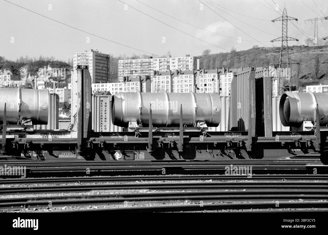 Bouteilles de transport d'hexafluorure d'uranium sur wagons de chemin de fer, le Havre, France. Banque D'Images Bouteilles de transport d'hexafluorure d'uranium sur wagons de chemin de fer, le Havre, France. Banque D'Images