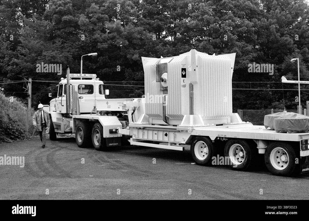 Une fiole de transport AGR A2 de combustible nucléaire irradié provenant de la centrale nucléaire de Hunterston 'B' arrive au poste de chemin de fer voisin de Fairlie, pour être chargée dans un train à destination de Sellafield. Banque D'Images