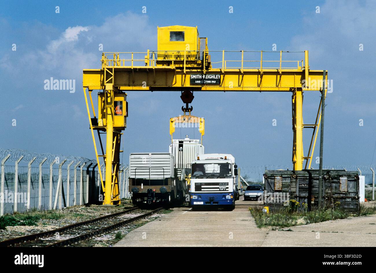 Une fiole de transport de combustible nucléaire irradié de la centrale nucléaire de Dungeness est chargée dans un train à destination de Sellafield au poste de chemin de fer de Dungeness, près de Lydd, Kent. Photo prise en 1987. Banque D'Images