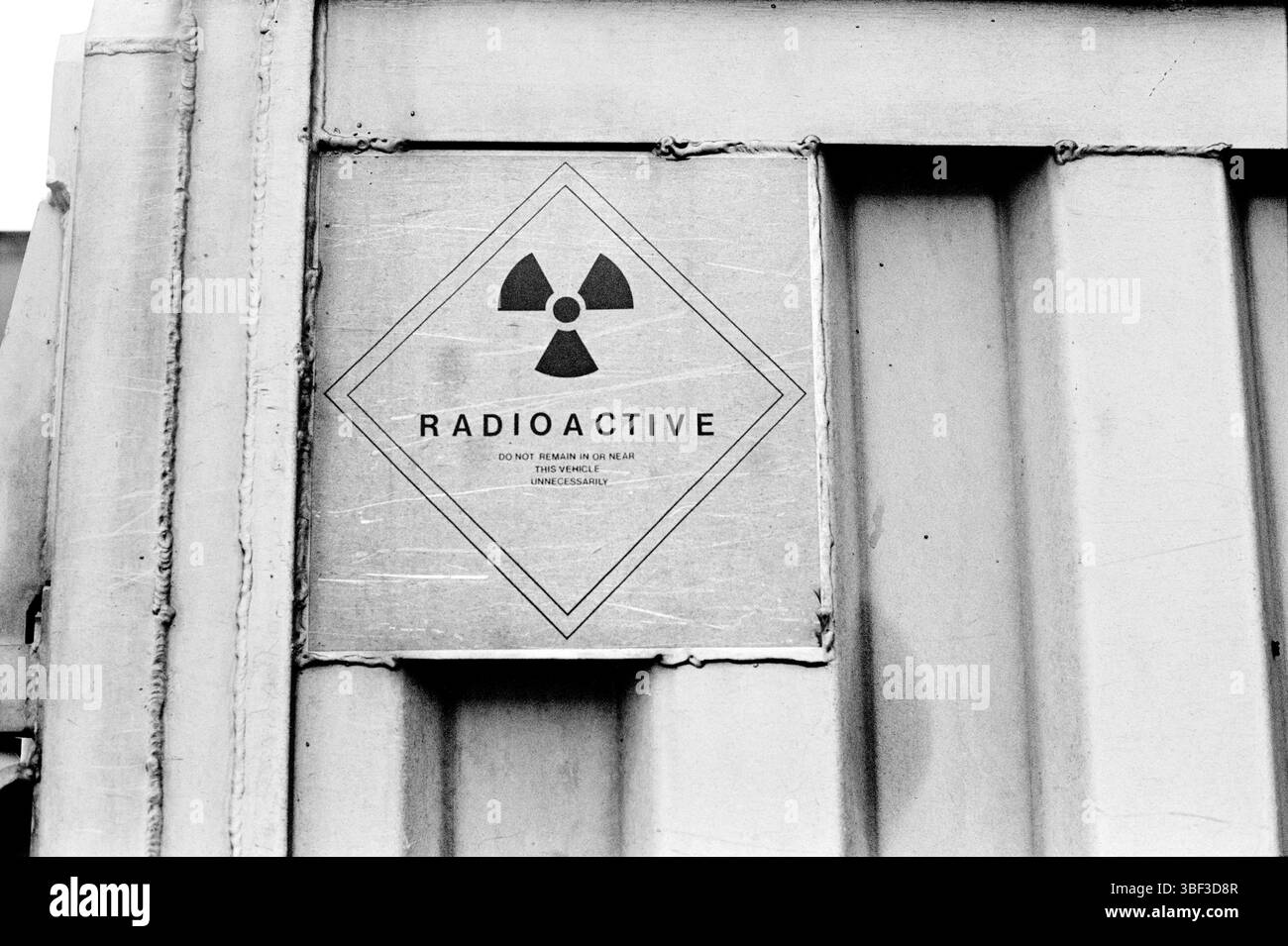 Gros plan d'un panneau d'avertissement « radioactif » avec symbole de trèfle sur un wagon de chemin de fer à fiole de combustible nucléaire. Banque D'Images