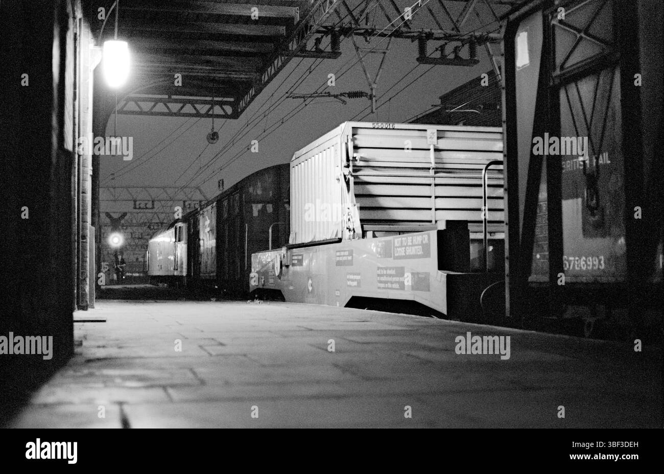 Un train de fioles de combustible nucléaire attendant un signal rouge pour changer au quai 9, gare de Stratford dans l'est de Londres. Le train était en route pour Sellafield, Cumbria, de la centrale nucléaire de Sizewell. Photo prise en 1983. Banque D'Images