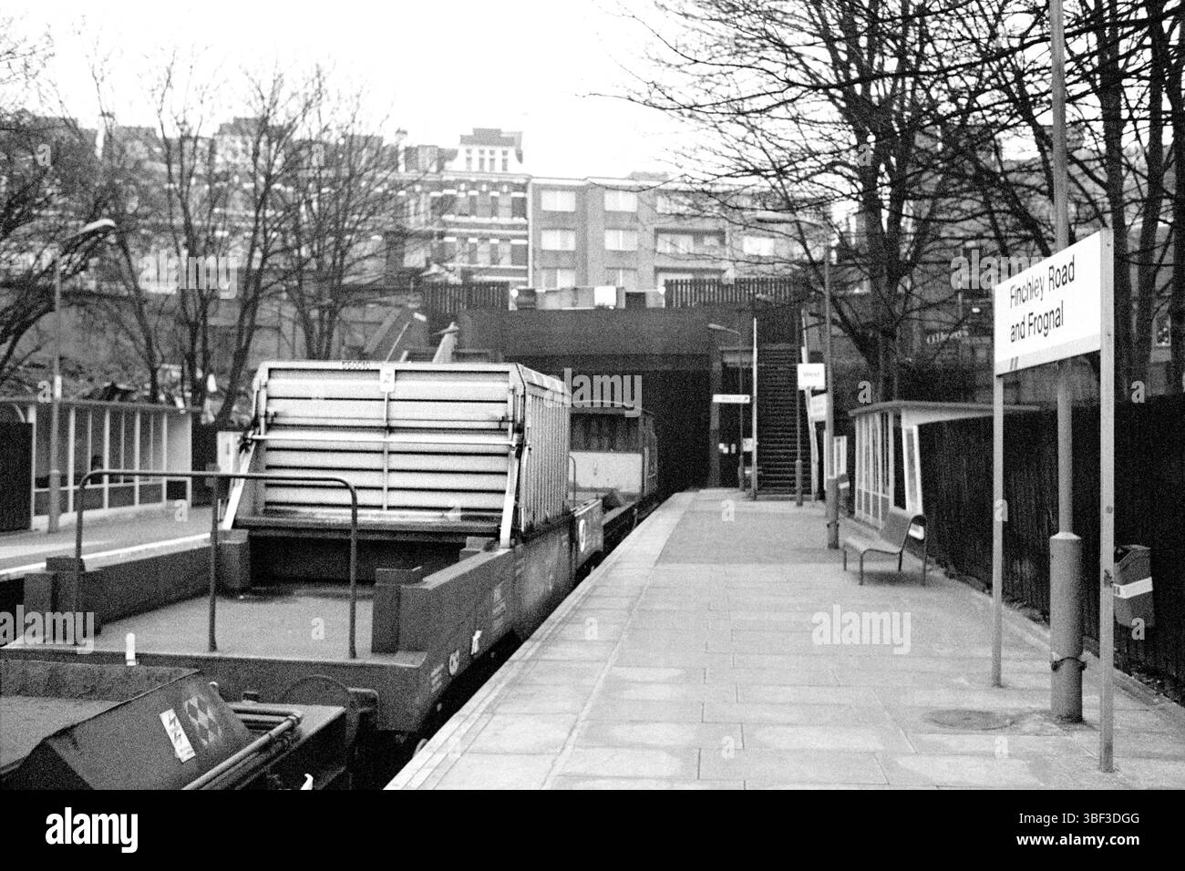 Un train à fioles de combustible nucléaire passant par Finchley Road et la station Frognal sur la ligne North London en direction de Sellafield, Cumbria. Banque D'Images