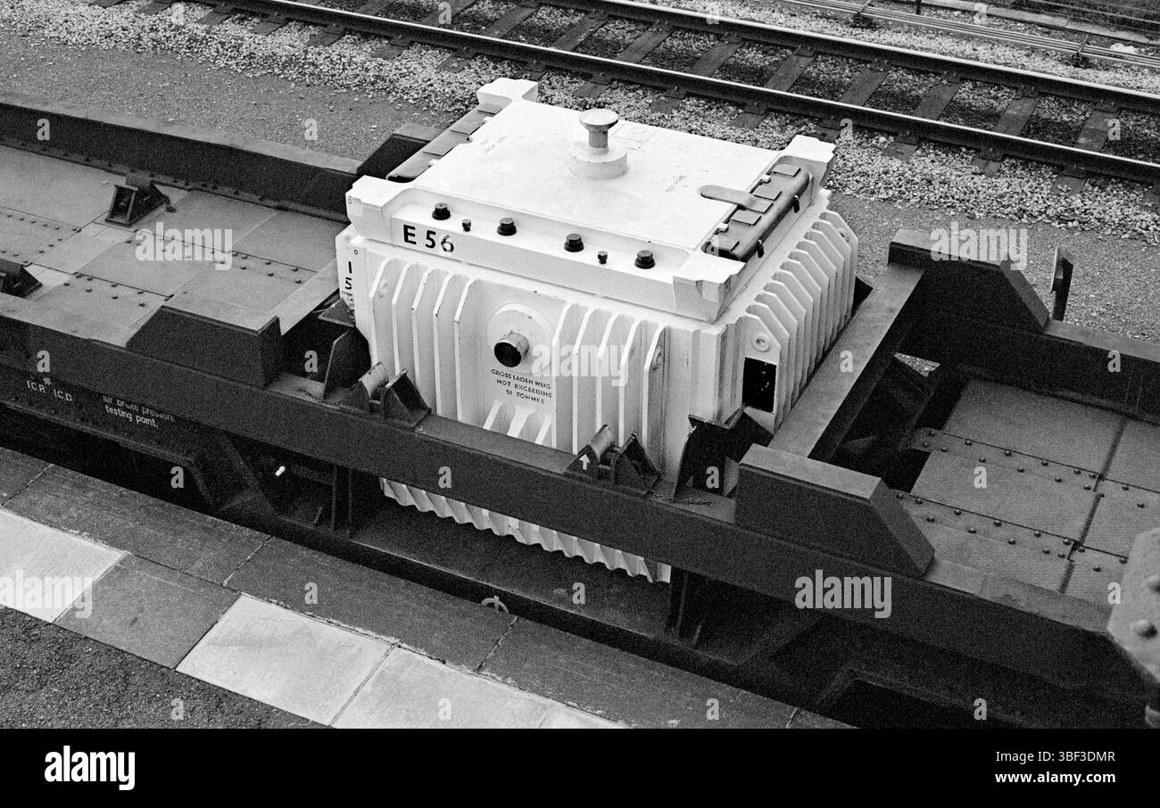 Une fiole de transport pour combustible nucléaire irradié Magnox à la station de Sellafield, Cumbria. Photographié en 1984 alors que certains flacons étaient encore transportés découverts ; pendant cette période, de nouveaux wagons de chemin de fer avec couvercles métalliques ont été introduits qui dissimulent les flacons en transit. Cette photo, regardant vers le bas depuis une passerelle, montre certains des composants qui composent le ballon, y compris les boulons qui fixent le couvercle et les ailettes de refroidissement sur les côtés qui aident à empêcher le contenu - combustible du réacteur contenant des produits de fission hautement radioactifs - de surchauffer. Banque D'Images