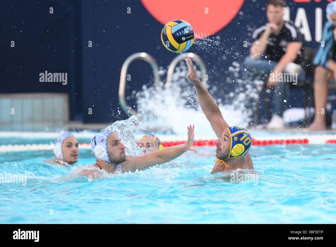Malte, Malte. 30 mai 2025. Felipe Perrone Rocha du Zodiac CNAB passant le ballon lors de la demi-finale de la Ligue des champions LEN finale four entre VK Novi Beograd et Zodiac CN Atletic-Barceloneta au National Pool Complex à Gzira, Malte, le 31 mai 2025. Durant final four - VK Novi Beograd vs Zodiac CNAB, LEN Cup - Champions League waterpolo match à Malte, Malte, mai 30 2025 crédit : Agence photo indépendante/Alamy Live News Banque D'Images