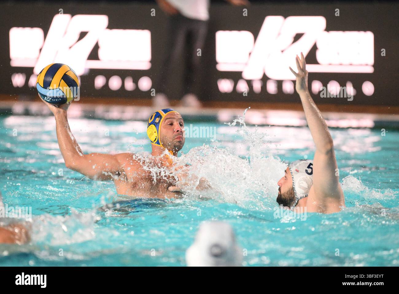 Malte, Malte. 30 mai 2025. Felipe Perrone Rocha, du Zodiac CNAB, se prépare à tirer le ballon lors de la demi-finale des quatre finales de la Ligue des champions LEN entre VK Novi Beograd et Zodiac CN Atletic-Barceloneta au National Pool Complex à Gzira, Malte, le 31 mai 2025. Durant final four - VK Novi Beograd vs Zodiac CNAB, LEN Cup - Champions League waterpolo match à Malte, Malte, mai 30 2025 crédit : Agence photo indépendante/Alamy Live News Banque D'Images