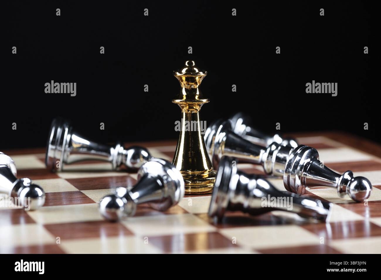 Les échecs de la reine d'or battent les figures d'argent sur l'échiquier en bois. Duel intellectuel et bataille tactique dans les affaires. Planification stratégique, leadership et thé Banque D'Images