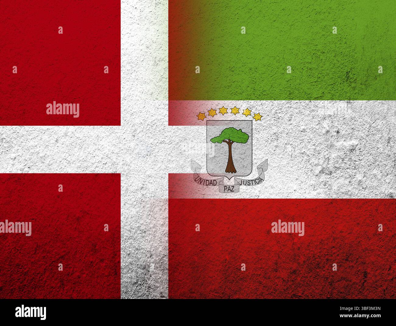 Le Royaume de Danemark drapeau national avec la République de Guinée équatoriale drapeau national. Grunge l'arrière-plan Banque D'Images