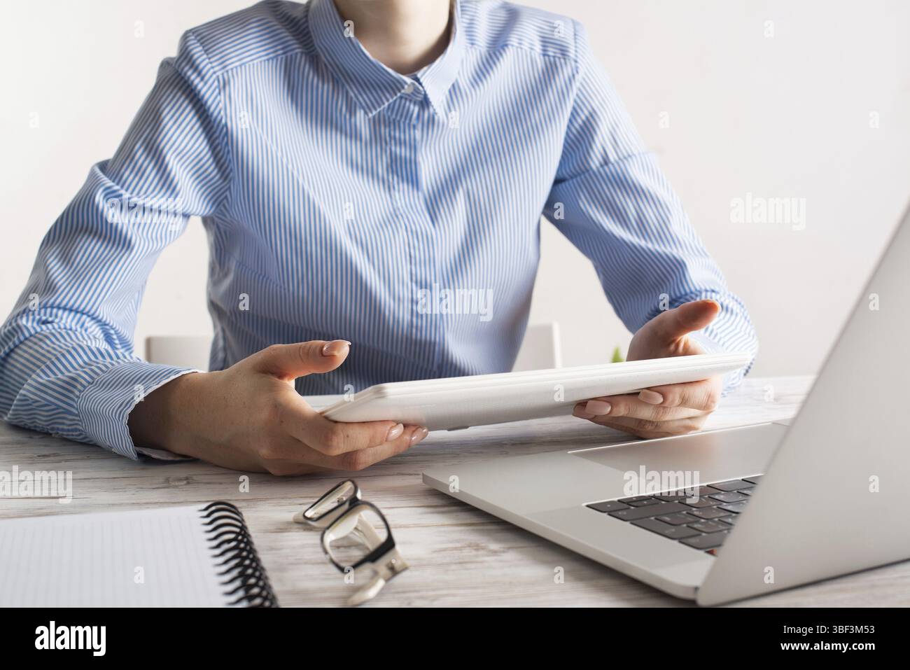 Femme d'affaires assise à un bureau avec ordinateur tablette. Bureau d'entreprise avec ordinateur portable. Appareil intelligent mobile dans les processus d'entreprise. Occupa Banque D'Images