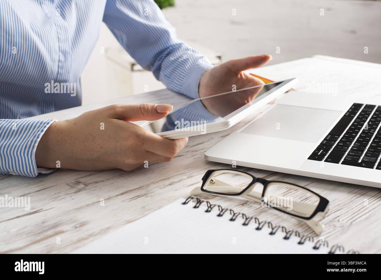 Femme d'affaires assise à un bureau avec ordinateur tablette. Bureau d'entreprise avec ordinateur portable. Appareil intelligent mobile dans les processus d'entreprise. Occupa Banque D'Images